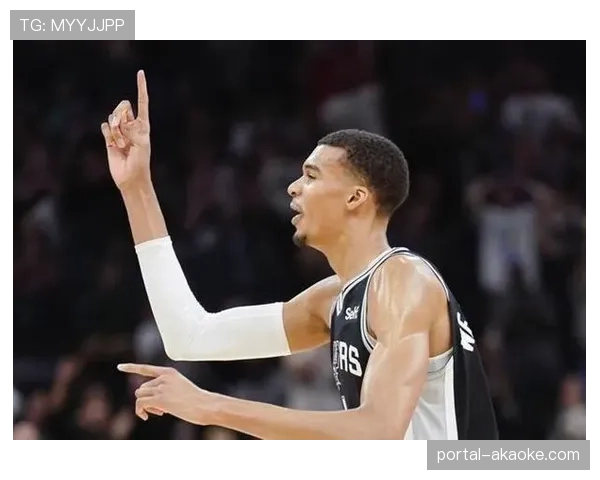 特写:维克托·文班亚马在防守端连续送出三记封盖,点燃主场 特写:维克托·文班亚马在防守端连续送出三记封盖,点燃主场